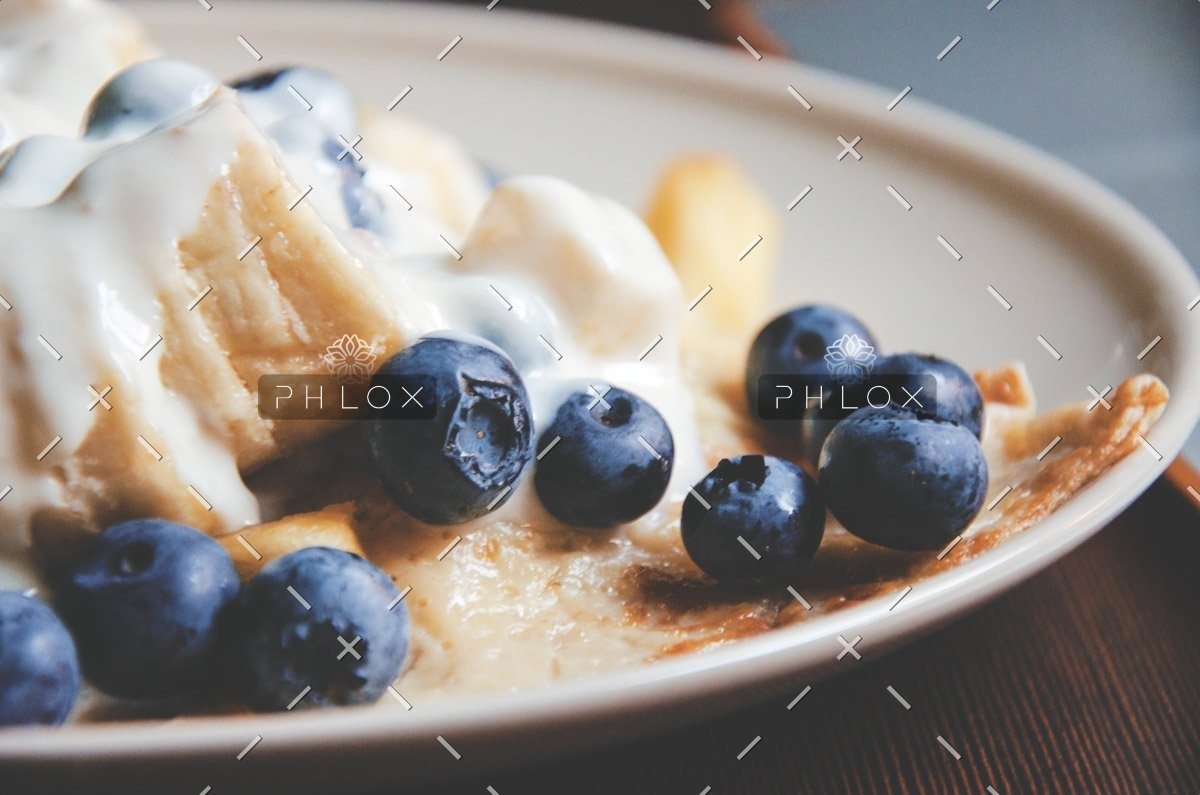Blueberry pie with cream